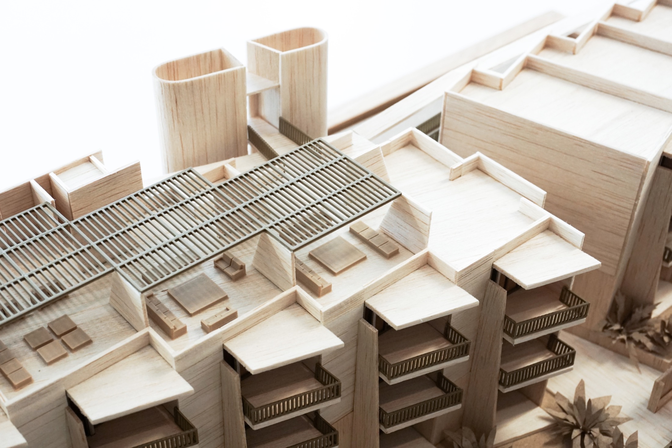 Maqueta arquitectónica Etaz — detalle de balcones y cubiertas